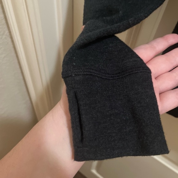 Lululemon "In A Cinch" Reversible Lightweight Cowl Neck Pullover Size 6 Gray - Picture 4 of 9